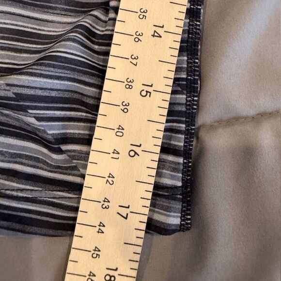 Athleta Striped Cropped Leggings Black White Surge Seam Zip Pocket Size XS - Picture 9 of 10